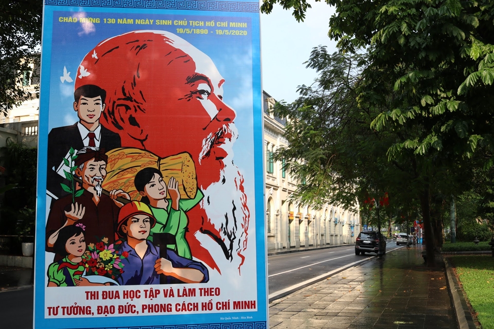 Áp phích cỡ lớn đặt tại khu vực tượng đài Lý Thái Tổ.